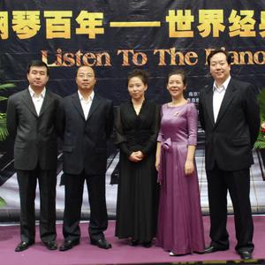 美女黑洞洞被人操
